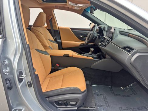 Used 2025 Lexus ES 300h w/ Accessory Package (Z1) FWD image 16