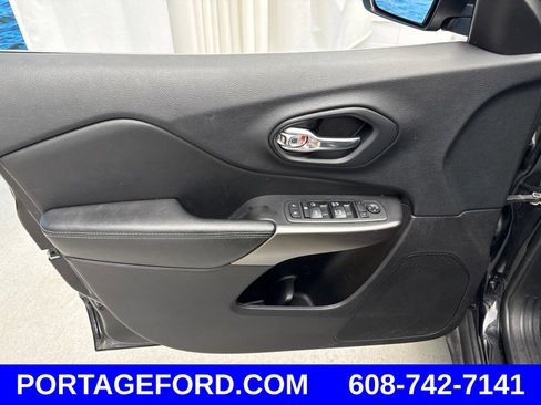 Used 2019 Jeep Cherokee Latitude Plus w/ Comfort/Convenience Group AWD/4WD image 11