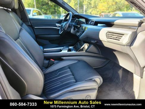 Used 2024 Audi Q8 e-tron Prestige w/ Prestige Package image 11