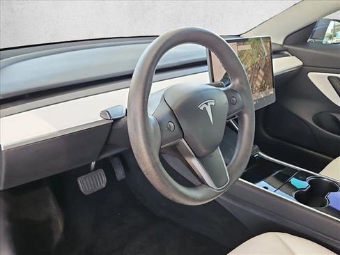 Used 2020 Tesla Model 3 Standard Range image 10