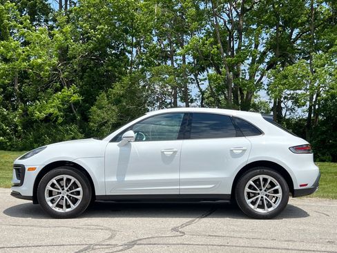 Certified 2025 Porsche Macan AWD/4WD image 2