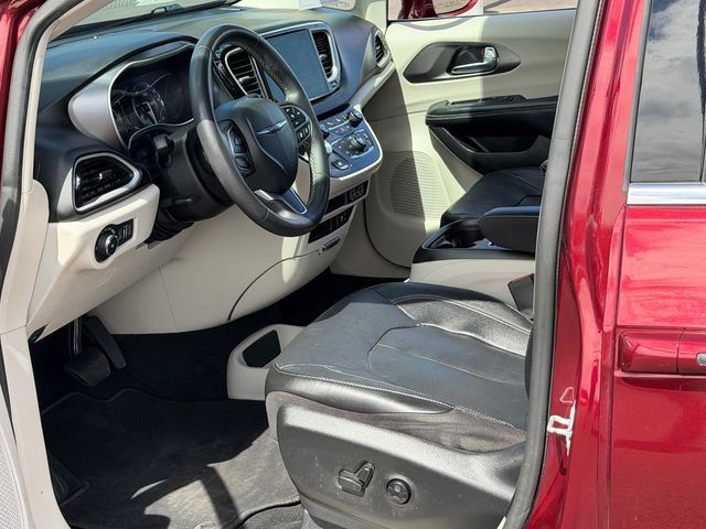 Used 2022 Chrysler Pacifica Touring-L FWD image 11