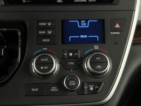 Used 2020 Toyota Sienna Limited image 34