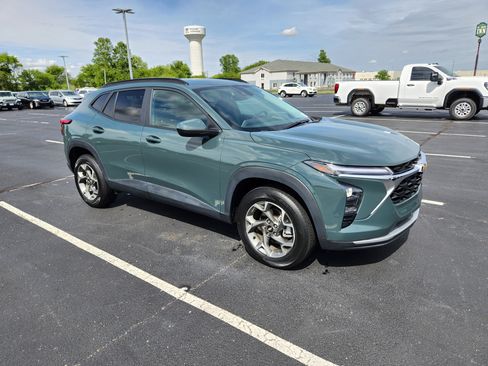 Used 2025 Chevrolet Trax LT FWD image 9