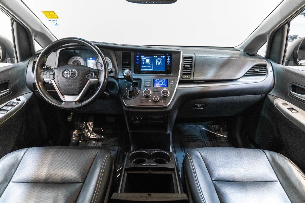 Used 2017 Toyota Sienna SE FWD image 13