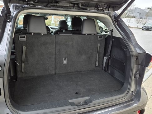 Used 2025 Toyota Highlander XLE image 19