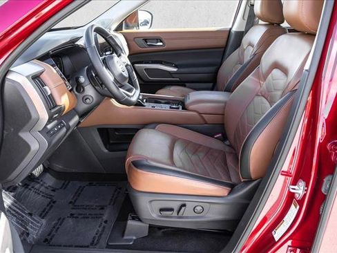 Used 2023 Nissan Pathfinder Platinum image 12