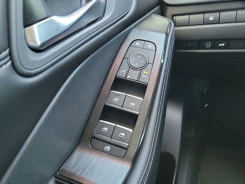 Used 2025 Nissan Rogue SL AWD/4WD image 13