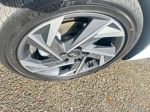 Used 2025 Hyundai Elantra Limited image 31