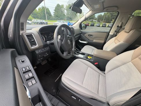 Used 2022 Nissan Frontier SV AWD/4WD image 14