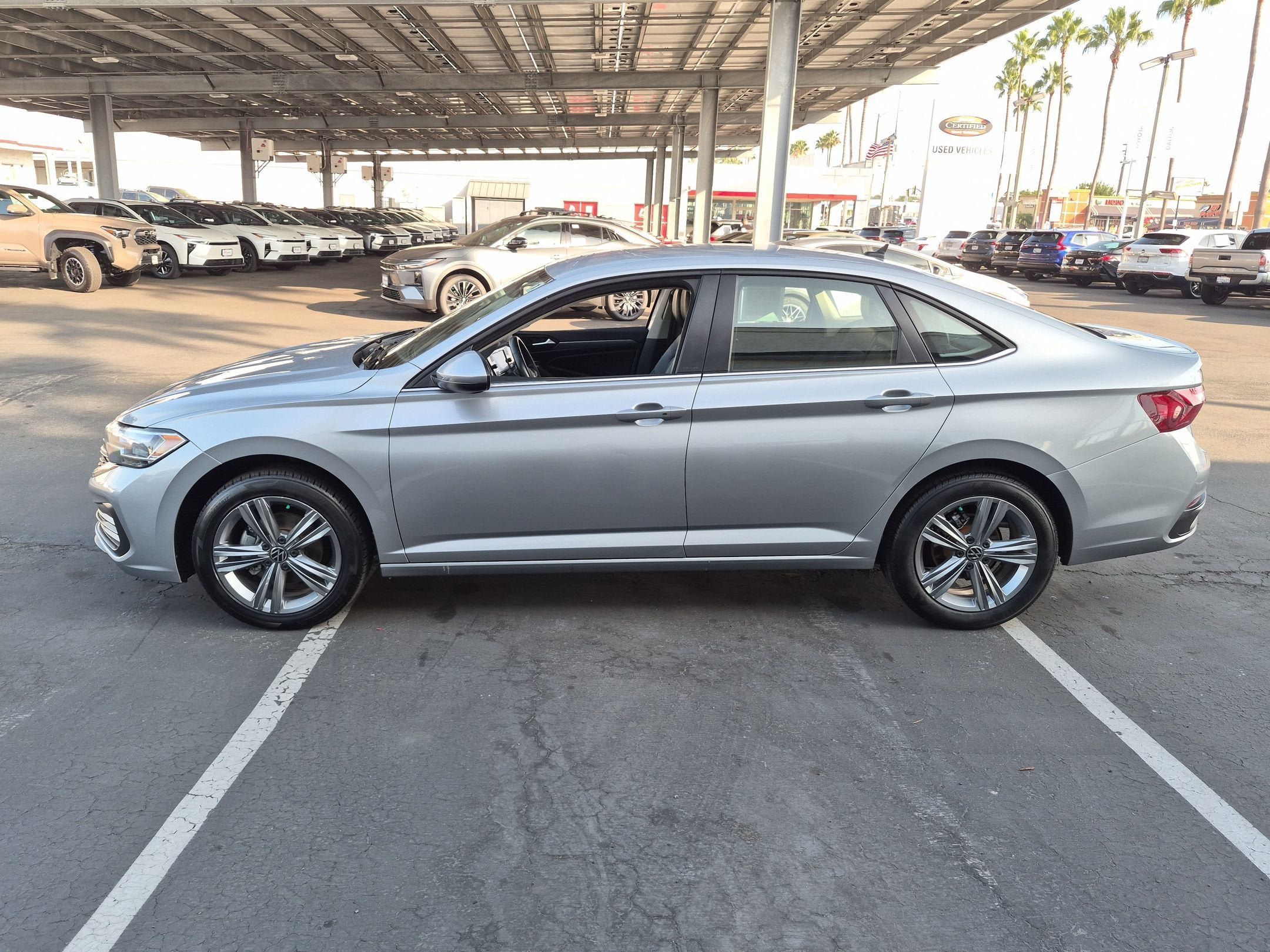 Used 2024 Volkswagen Jetta SE FWD image 4
