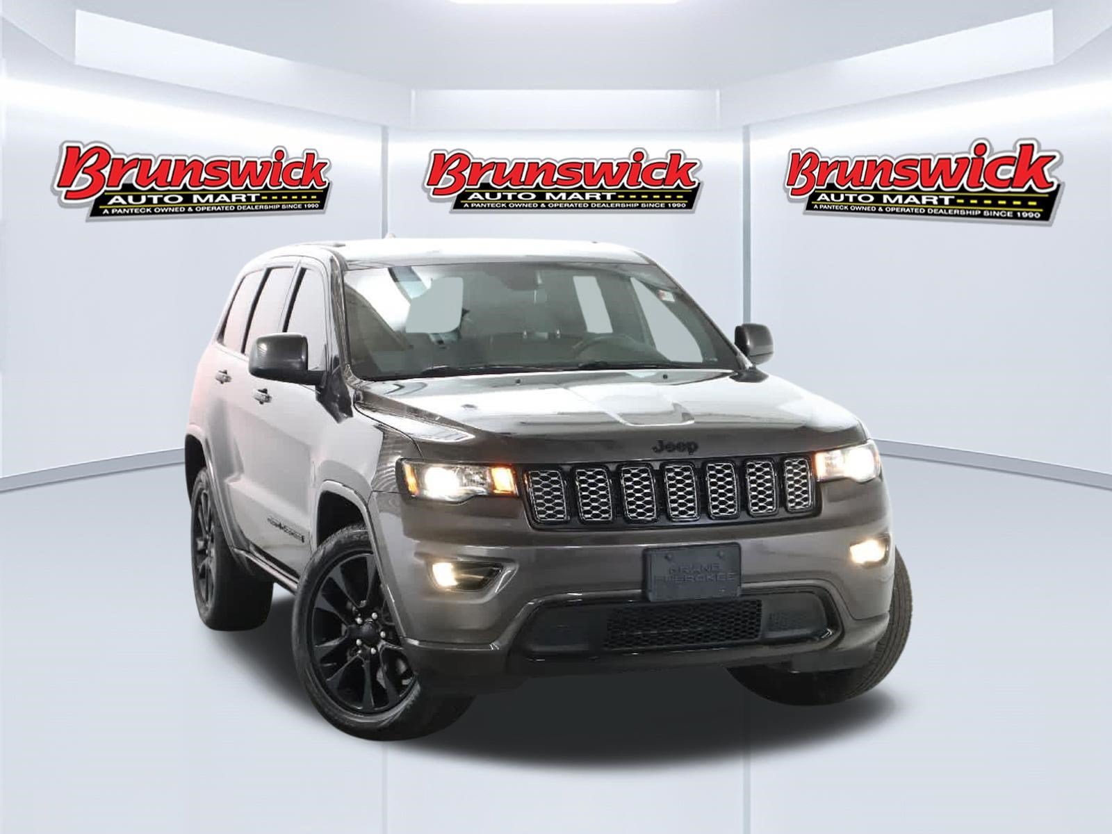 Used 2018 Jeep Grand Cherokee Altitude AWD/4WD image 2