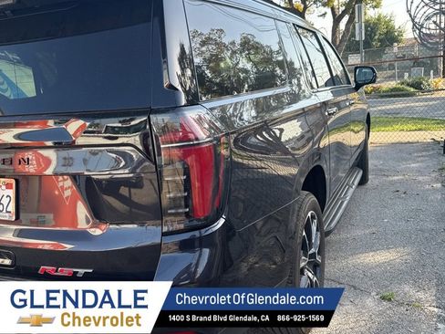 Used 2025 Chevrolet Suburban RST image 4
