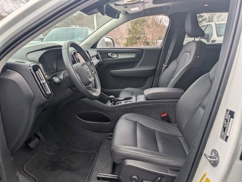 Used 2025 Volvo XC40 B5 Core image 12