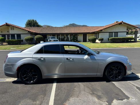 Used 2018 Chrysler 300 Touring L RWD image 3