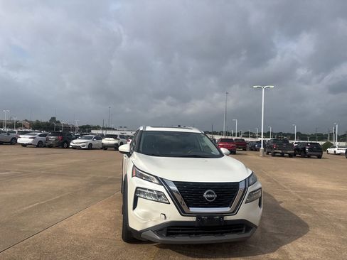 Used 2023 Nissan Rogue SV w/ SV Premium B Package FWD image 3