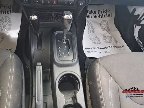 Used 2018 Jeep Wrangler Unlimited Sahara w/ Connectivity Group AWD/4WD image 38