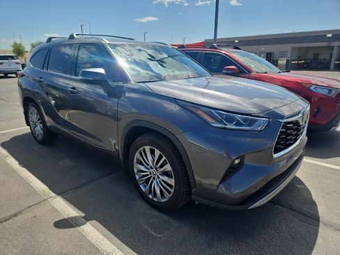 Used 2021 Toyota Highlander Platinum FWD image 4