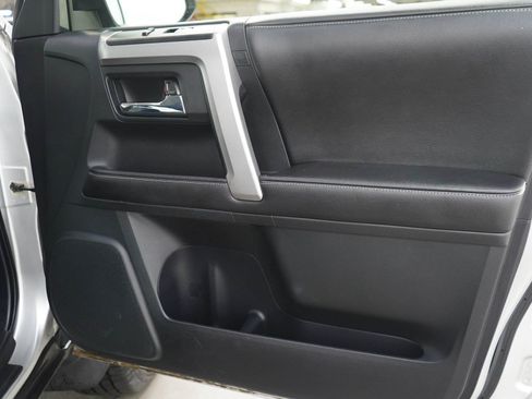 Used 2015 Toyota 4Runner SR5 AWD/4WD image 9