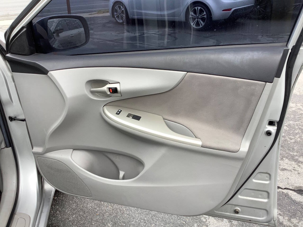 Used 2012 Toyota Corolla LE FWD image 31