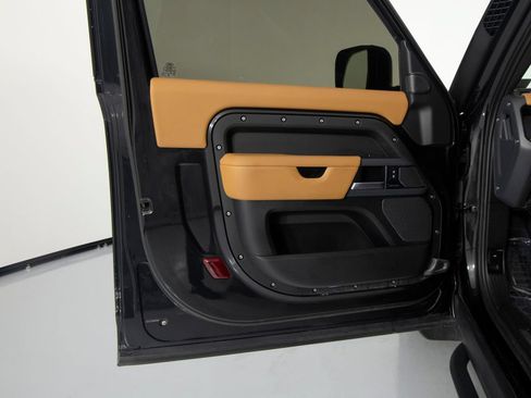 Used 2024 Land Rover Defender 90 X-Dynamic SE AWD/4WD image 13