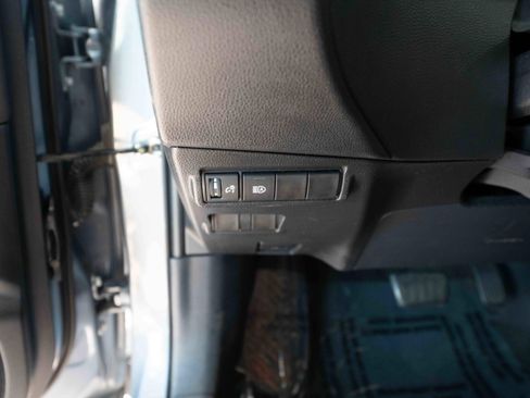 Used 2023 Toyota Corolla Cross XLE image 11