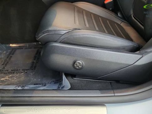 Used 2025 Mercedes-Benz GLC 300 4MATIC image 36