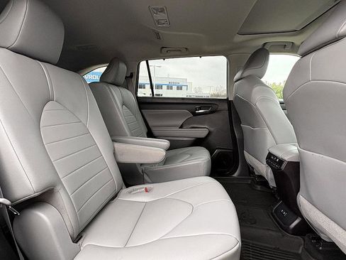 Used 2021 Toyota Highlander XLE image 13
