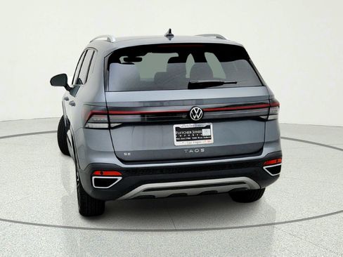Used 2025 Volkswagen Taos SE FWD image 11