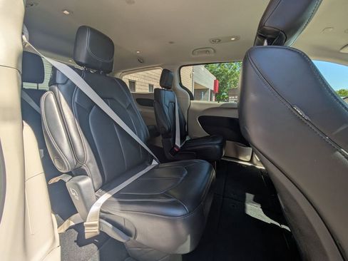 Used 2024 Chrysler Pacifica Touring-L FWD image 29