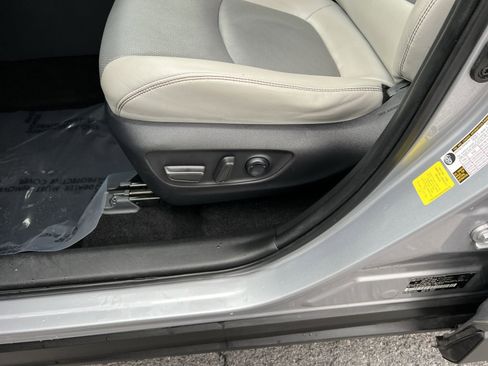 Used 2019 Toyota RAV4 Limited image 14