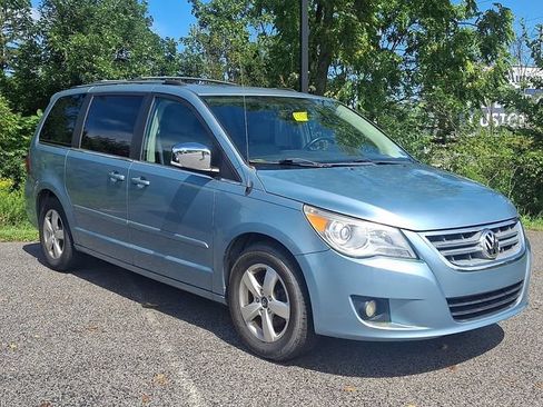 Used 2009 Volkswagen Routan SEL Premium FWD image 1