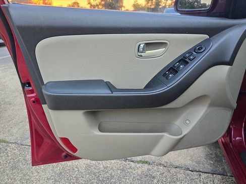 Used 2010 Hyundai Elantra GLS image 13