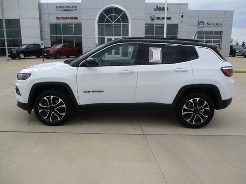 Used 2024 Jeep Compass Limited AWD/4WD image 3