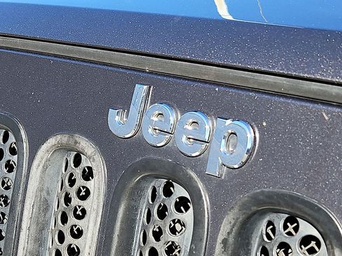 Used 2014 Jeep Wrangler Unlimited Sahara w/ Connectivity Group AWD/4WD image 32