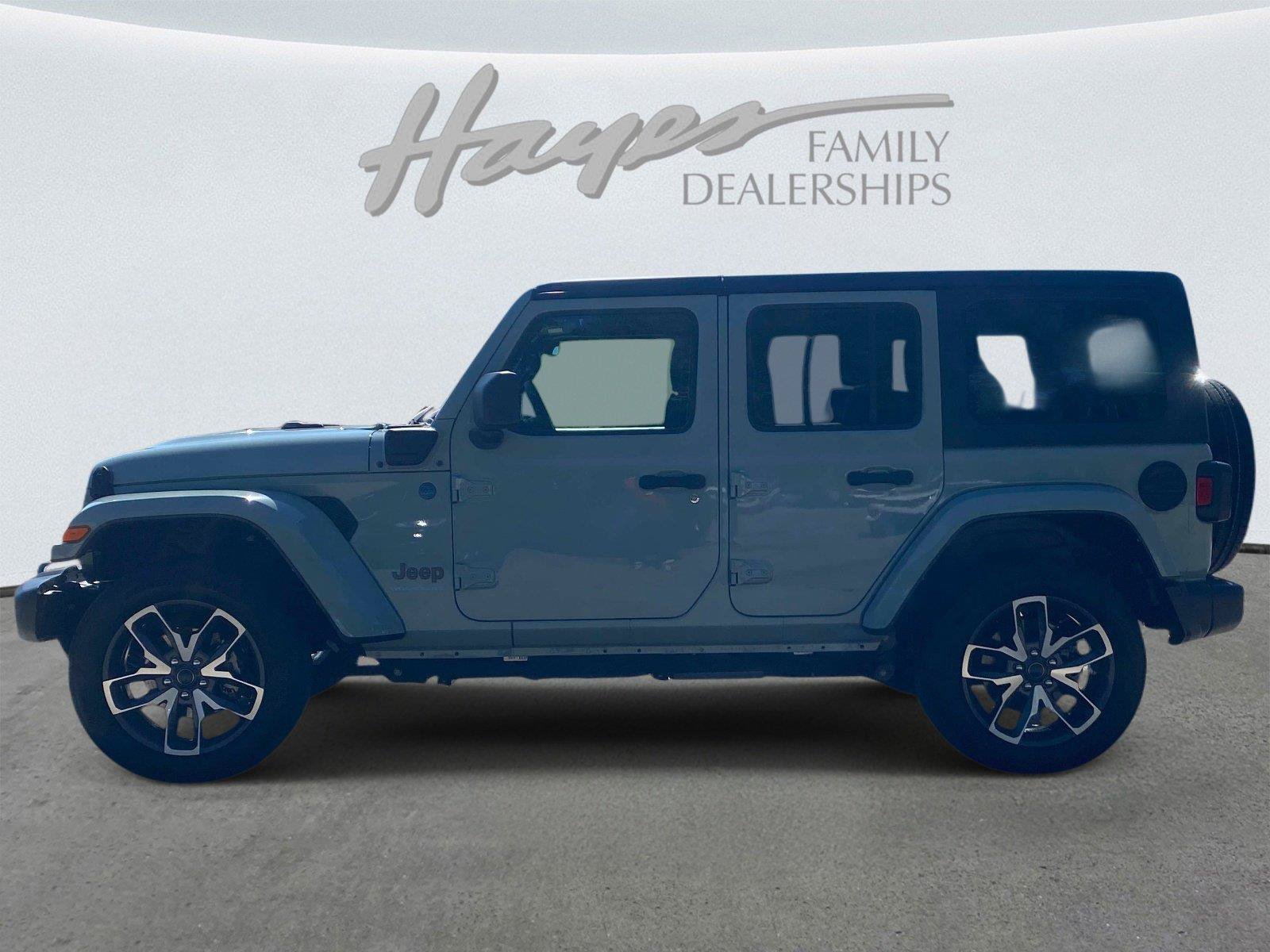 Used 2024 Jeep Wrangler Unlimited w/ Convenience Group AWD/4WD image 8