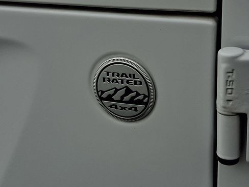 Certified 2018 Jeep Wrangler Unlimited Sahara image 31