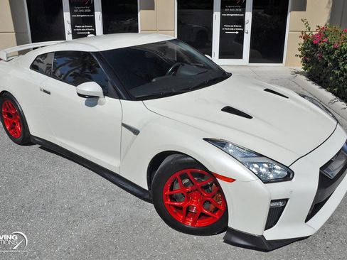 Used 2019 Nissan GT-R Premium image 2