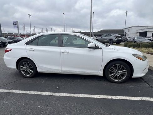Used 2017 Toyota Camry SE image 2