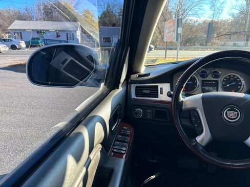 Used 2013 Cadillac Escalade Premium image 34