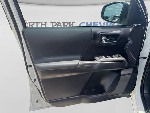 Used 2020 Toyota Tacoma TRD Off-Road AWD/4WD image 10