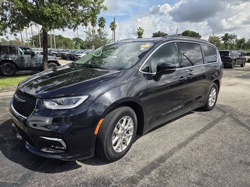 Used 2022 Chrysler Pacifica Touring-L FWD image 3