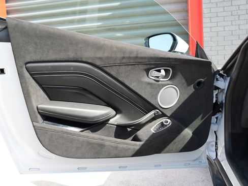 Used 2020 Aston Martin V8 Vantage Coupe image 14