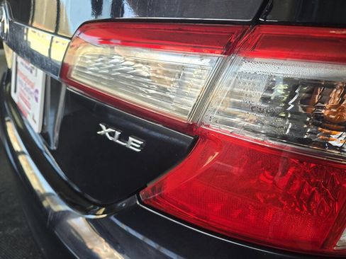 Used 2012 Toyota Camry XLE w/ Leather Pkg image 27