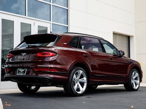 Used 2023 Bentley Bentayga Extended Wheelbase AWD/4WD image 19