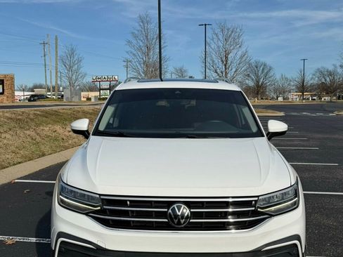 Used 2022 Volkswagen Tiguan SE w/ Panoramic Sunroof Package image 2