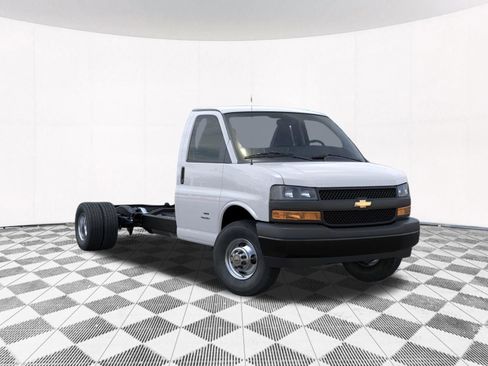 New 2026 Chevrolet Express 4500 Extended w/ Power Convenience Package RWD image 13