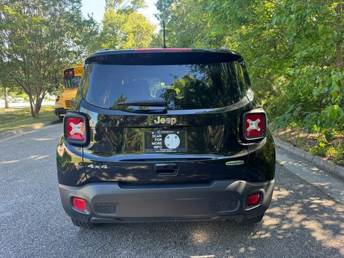Used 2018 Jeep Renegade Latitude w/ Cold Weather Group AWD/4WD image 5