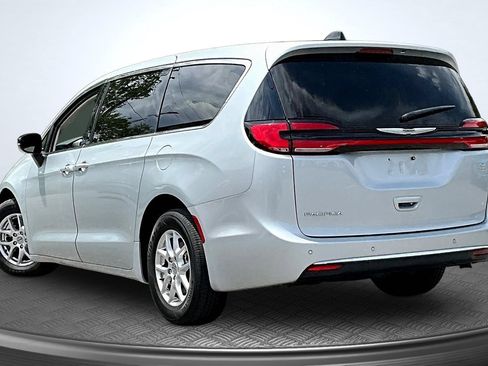 Used 2024 Chrysler Pacifica Touring-L FWD image 4