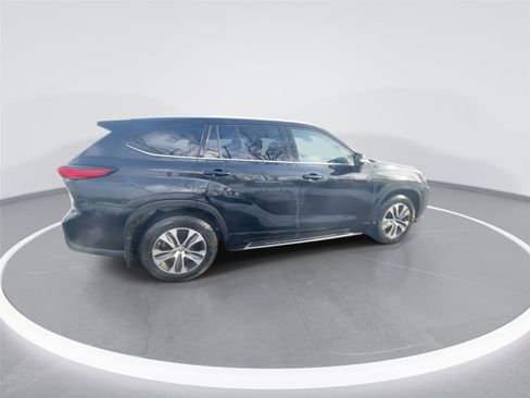 Used 2022 Toyota Highlander XLE image 8